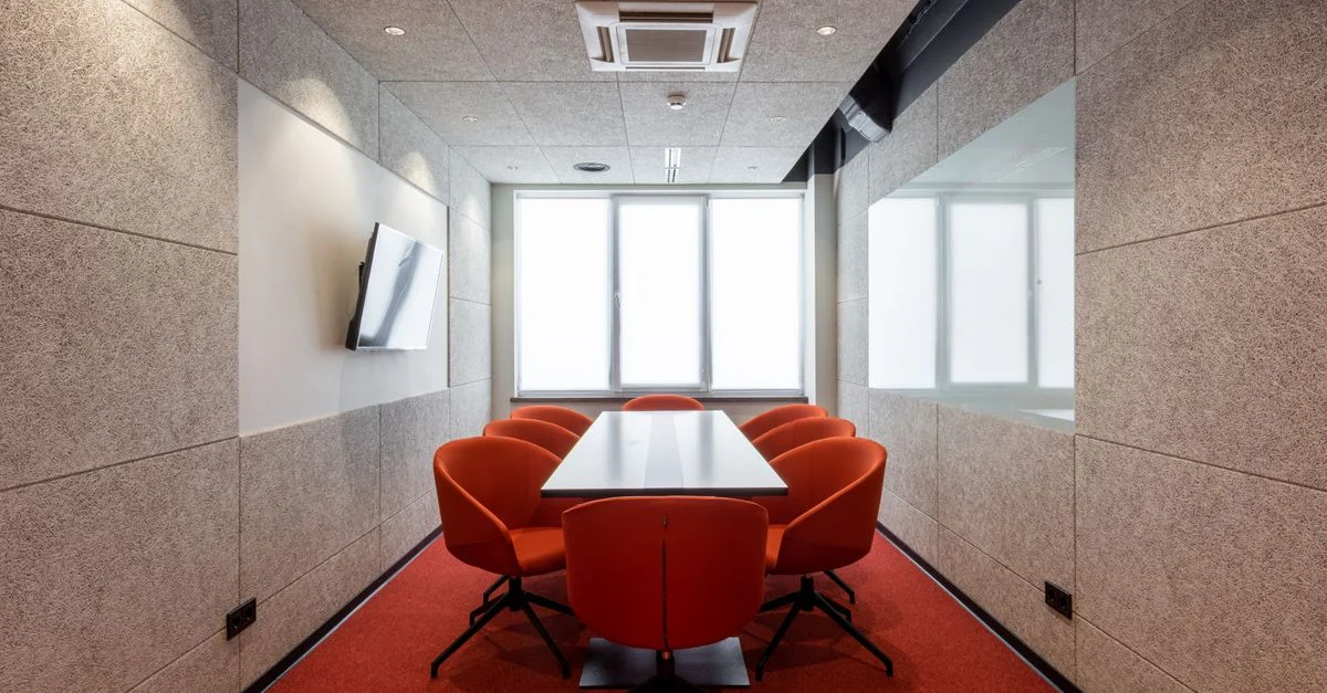 Salle de conférence élégante avec un éclairage lumineux et une décoration moderne.