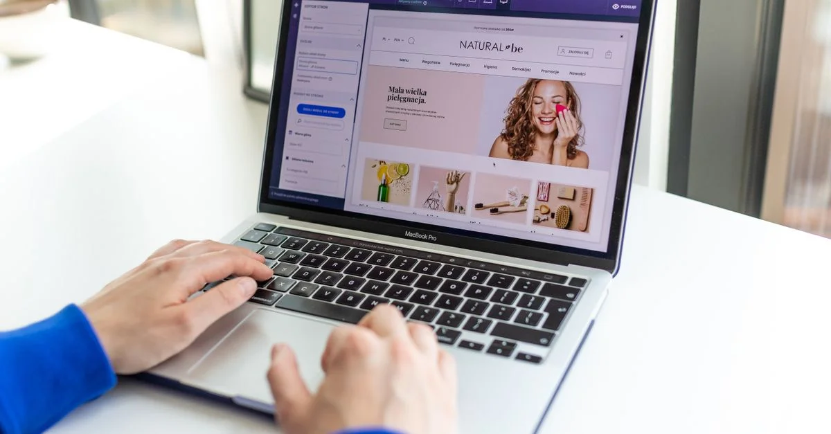 Des mains tapant sur un ordinateur portable avec un site web de commerce électronique ouvert, mettant en avant le shopping en ligne.