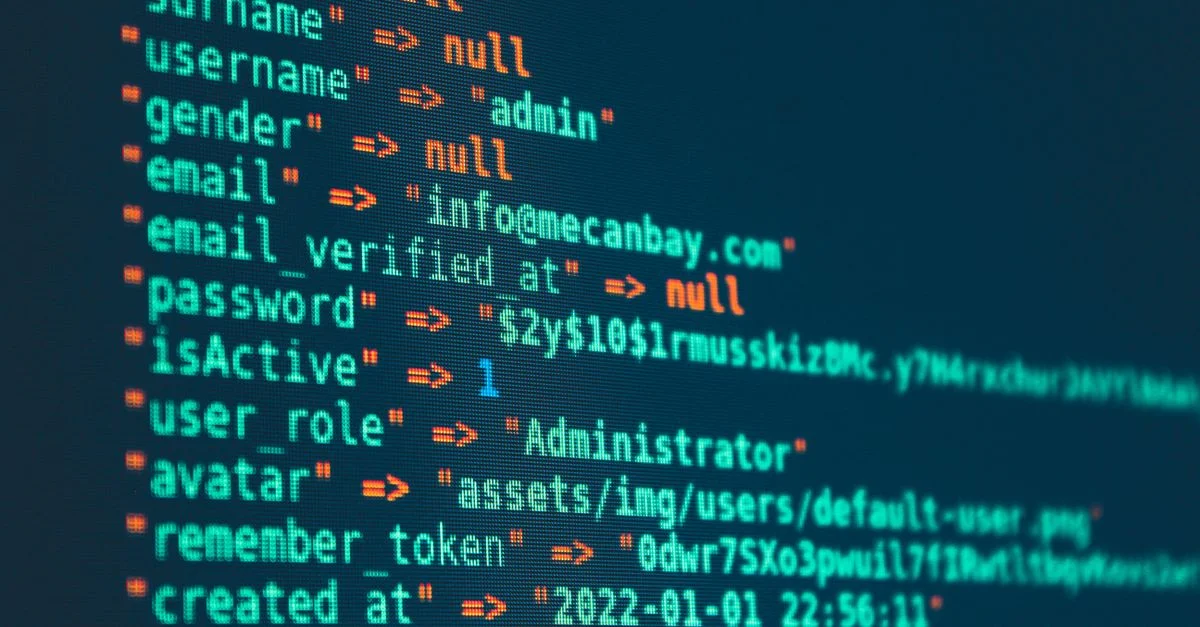 Gros plan vibrant de code affiché sur un moniteur avec divers détails de programmation.